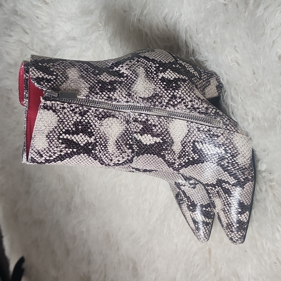 NEW! Chinese Laundry Rosalina Snakeskin Zip Ankle Boots Size 6.5 - Picture 13 of 13